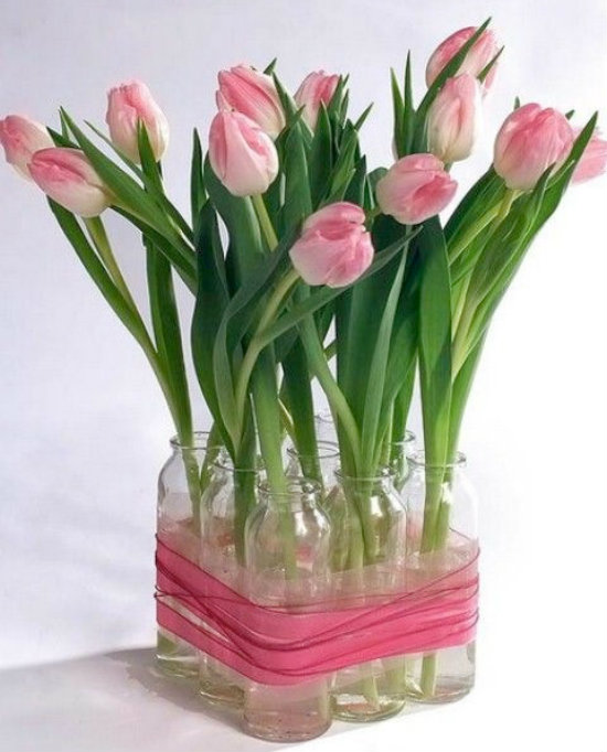 составленные пробирки с тюльпанами